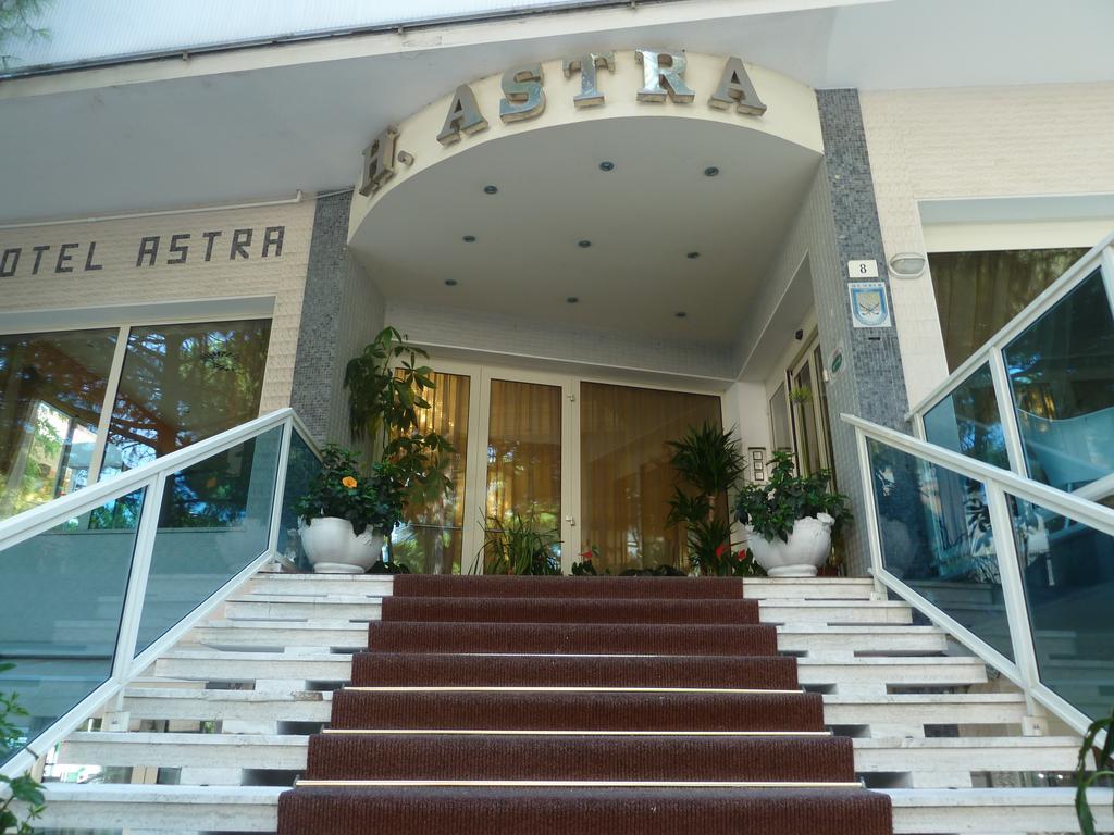 Hotel Astra Милано Мартима Екстериор снимка