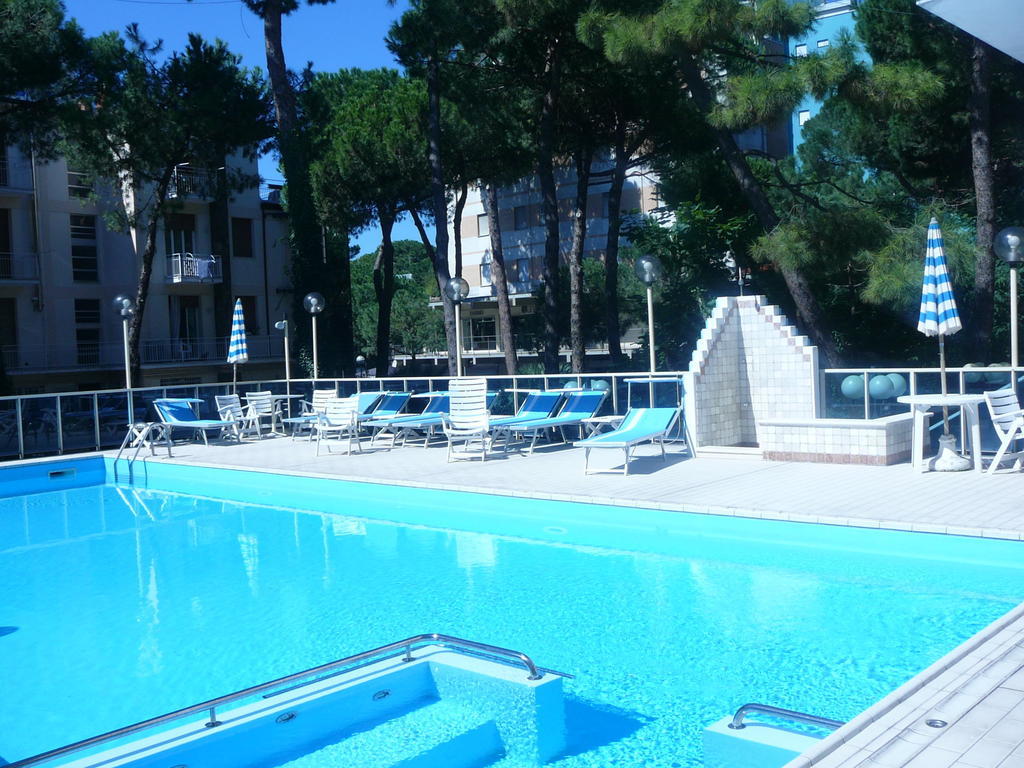 Hotel Astra Милано Мартима Екстериор снимка