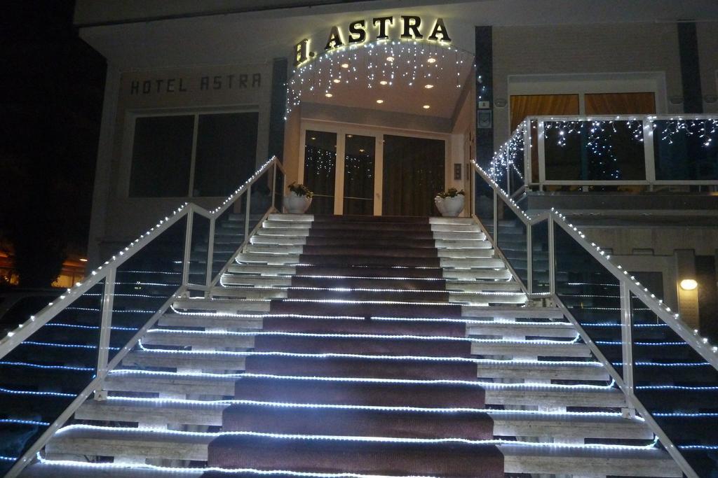 Hotel Astra Милано Мартима Екстериор снимка