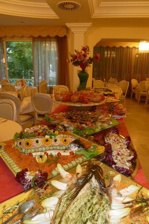 Hotel Astra Милано Мартима Екстериор снимка