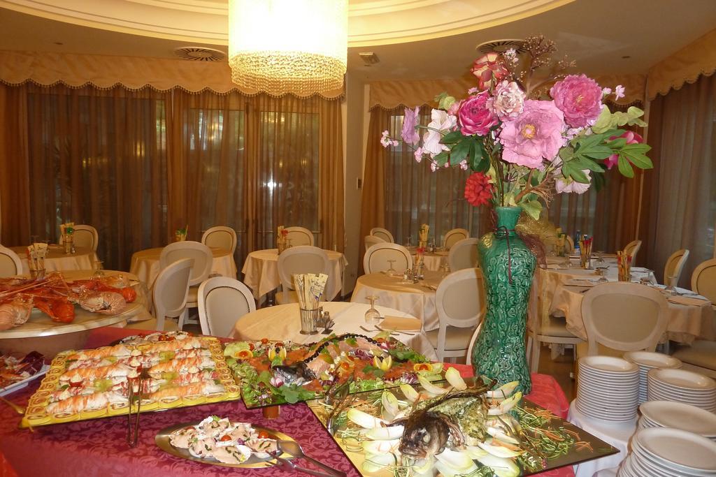 Hotel Astra Милано Мартима Екстериор снимка
